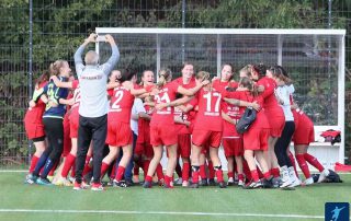 Frauen-Fußballteam des TSV Urdenbach - gesponsort von der Arndt Mobility Group
